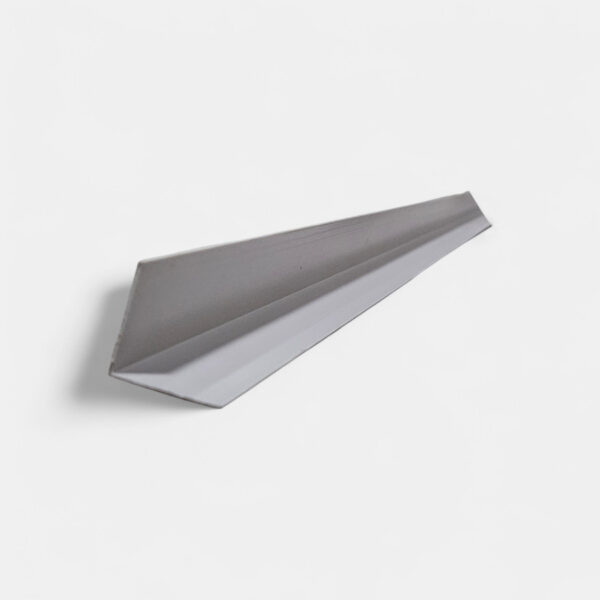 Esquinero en PVC para acabados de techos, diseño triangular. Innova Hogar