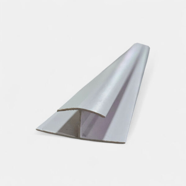 Accesorio perimetral de unión en PVC, diseño recto, color gris. Ideal para techos y paredes. Innova Hogar.