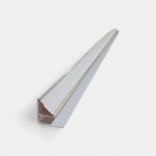 Accesorio perimetral en PVC, modelo cornisa, acabado elegante para techos, color blanco. Innova Hogar.