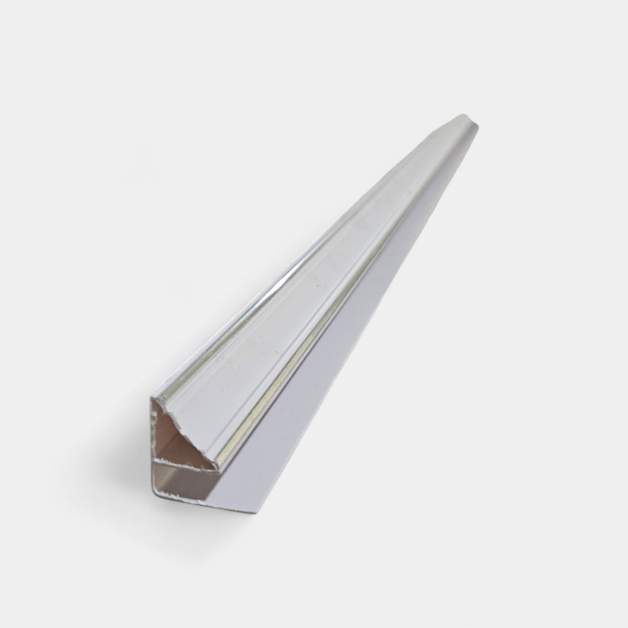 Accesorio perimetral en PVC, modelo cornisa, acabado elegante para techos, color blanco. Innova Hogar.