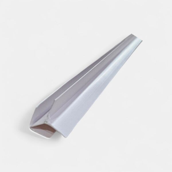 Accesorio perimetral espina de pescado en PVC para techos, acabado texturizado en color blanco. Innova Hogar."