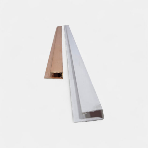 Accesorio perimetral plano en PVC para techos y paredes, color blanco y madera, perfecto para acabados modernos. Innova Hogar