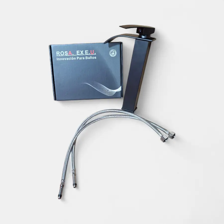 Grifería monocontrol para baño agua fría cuadrado pequeño negro con kit de instalación incluido, de Innova Hogar.