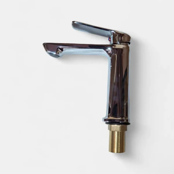 Grifería monocontrol para baño agua fría pequeña cromada de Innova Hogar, diseño compacto y moderno, ideal para baños funcionales.