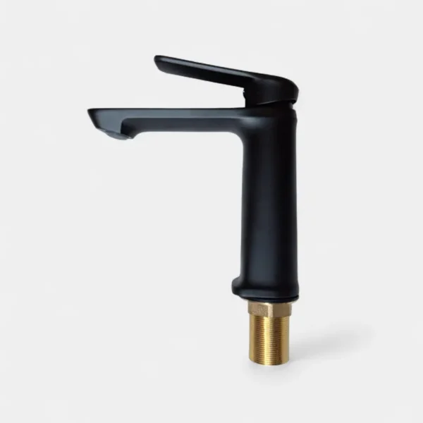Grifería monocontrol para baño agua fría pequeña negra de Innova Hogar, diseño compacto y moderno, ideal para baños funcionales.