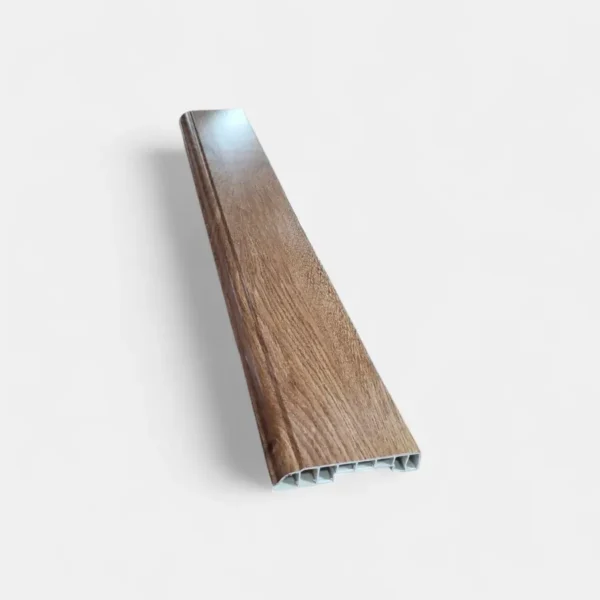 Guarda escoba en PVC con acabado en madera, vista lateral del producto.