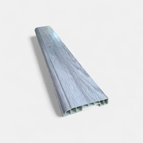 Guarda escoba en PVC con acabado gris, vista lateral del producto.