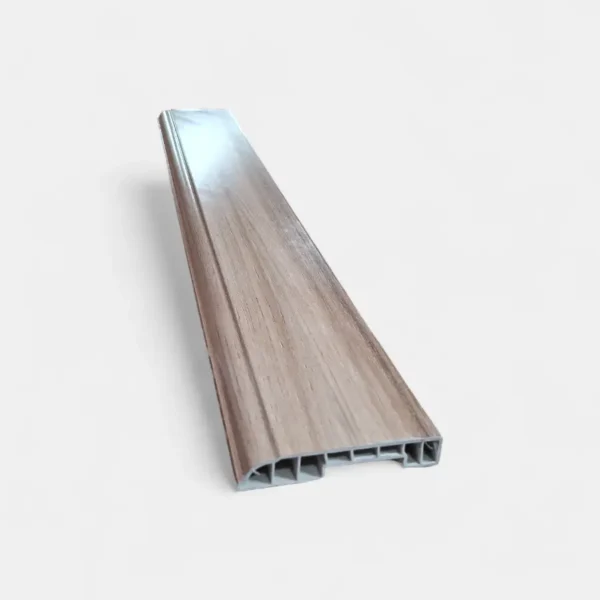 Guarda escoba en PVC con acabado claro, vista lateral del producto.