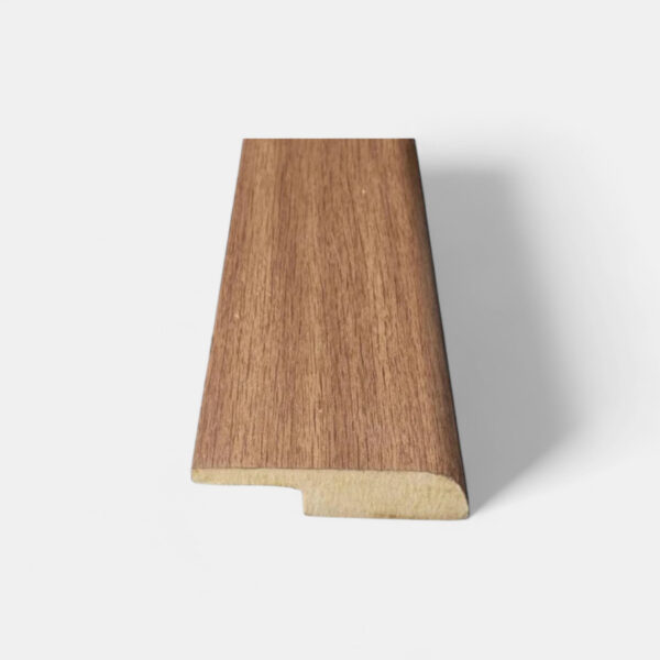 Guarda escoba en PVC color madera oscura, vista lateral