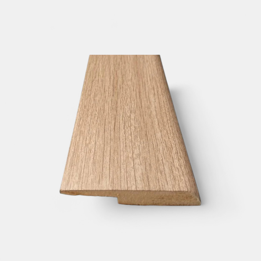 Guarda escoba en PVC color madera, vista lateral
