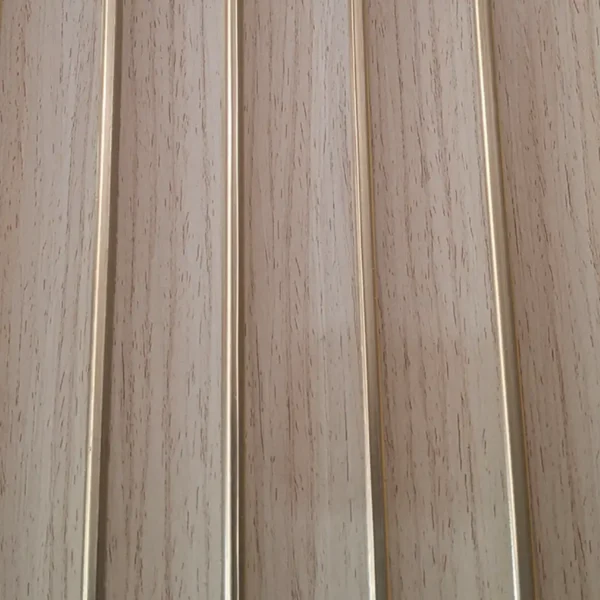 Detalle de la textura del panel WPC beige dorado, con acabados de alta calidad.