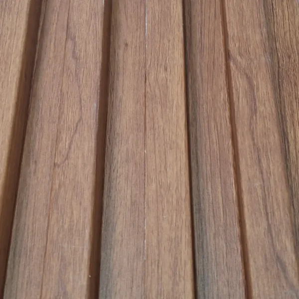 Detalle de panel WPC en color madera con diseño lineal
