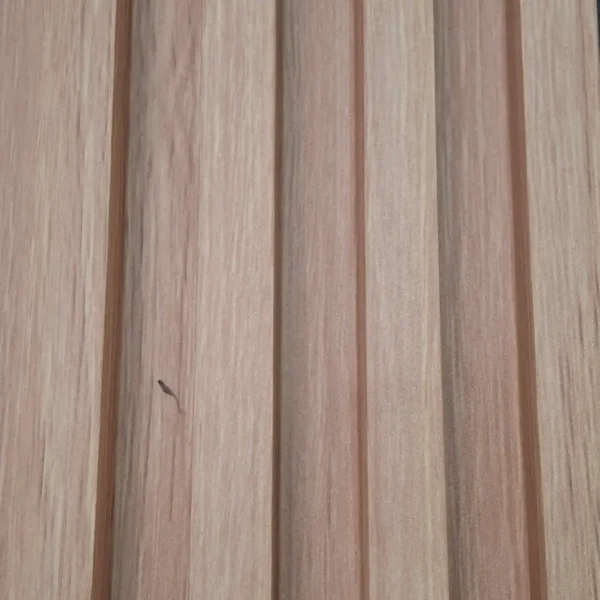 Detalle de la textura del panel WPC de madera clara, con acabados de alta calidad.