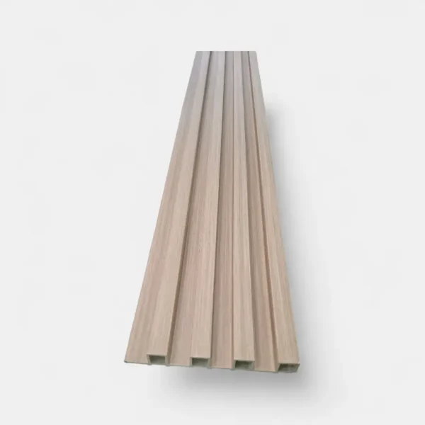 Panel WPC de madera clara, diseño moderno y elegante.