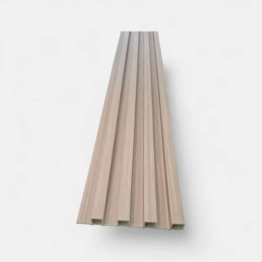 Panel WPC de madera clara, diseño moderno y elegante.