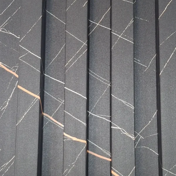 Detalle de la textura del panel WPC negro marmolizado, con acabados de alta calidad.
