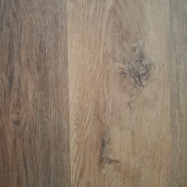 Piso SPC con diseño madera en tonos oscuros, resistencia y durabilidad.