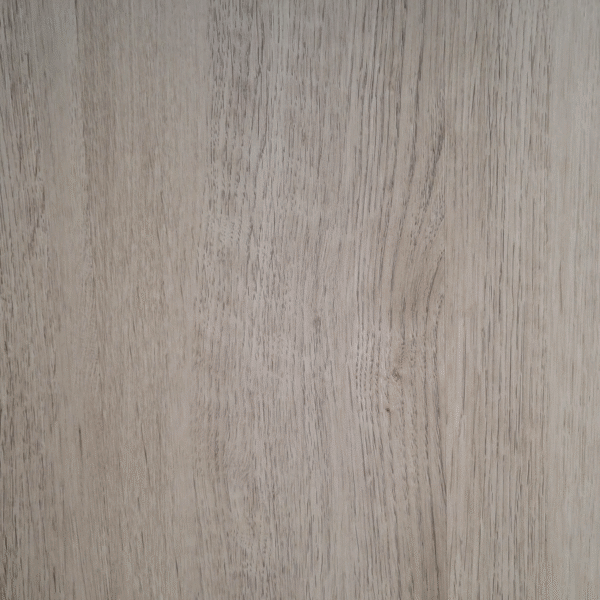 Piso SPC gris claro con diseño de imitación madera, ideal para interiores modernos.
