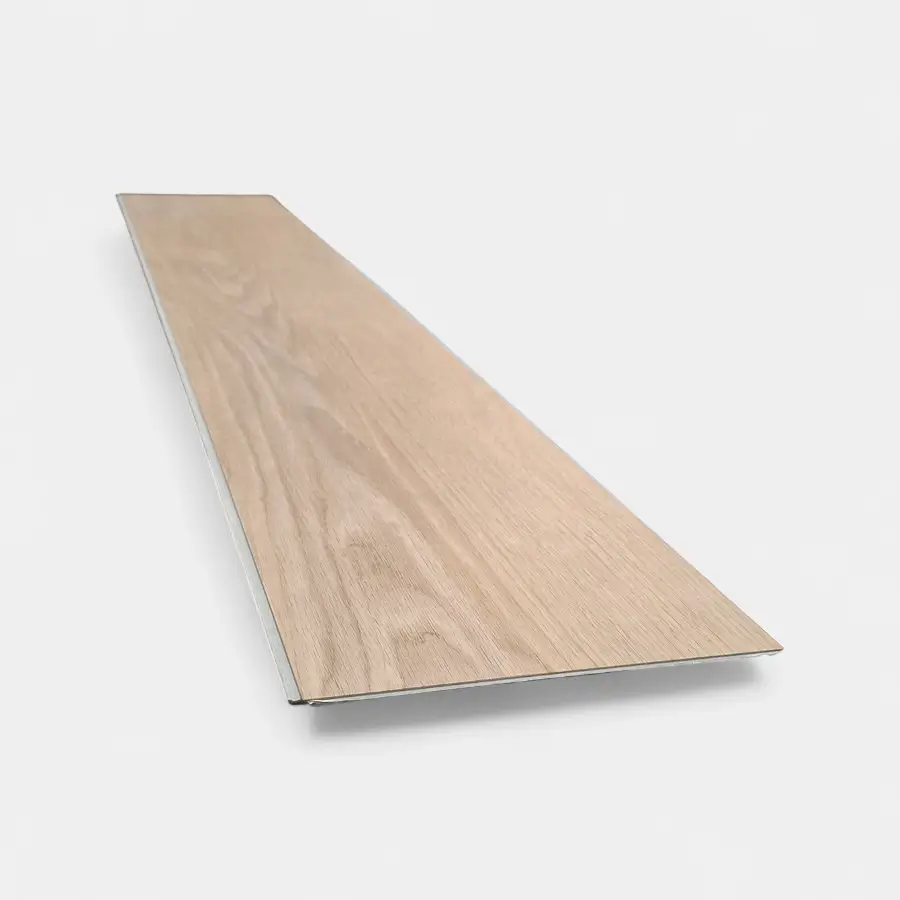 Vista lateral de piso SPC (Stone Plastic Composite) color beige claro, formato L, resistente, 100% impermeable y de fácil instalación tipo click.
