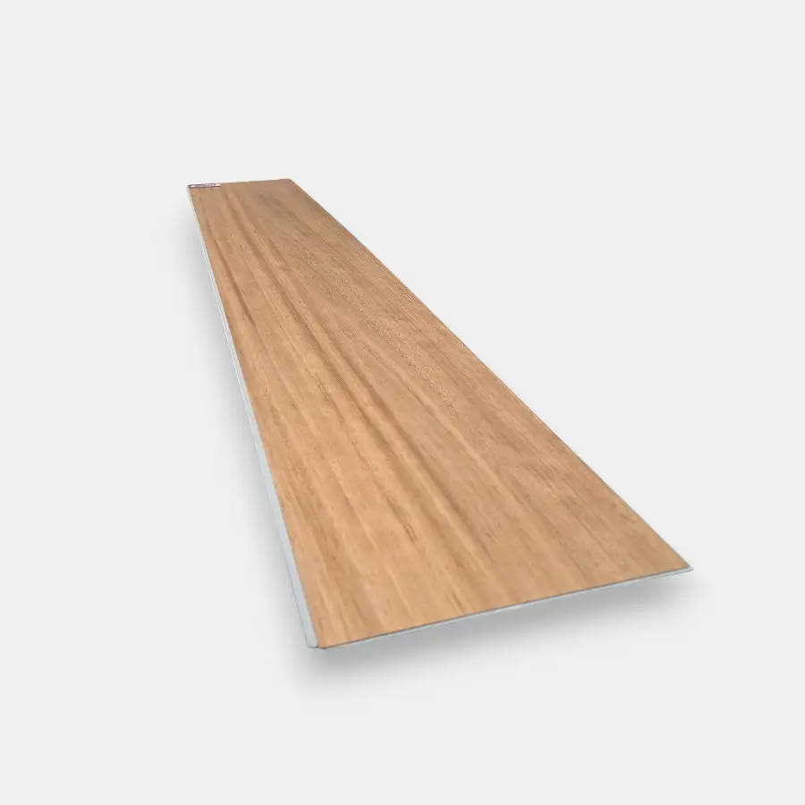 Vista lateral de piso SPC (Stone Plastic Composite) de color madera clara ref 1837, vista lateral.