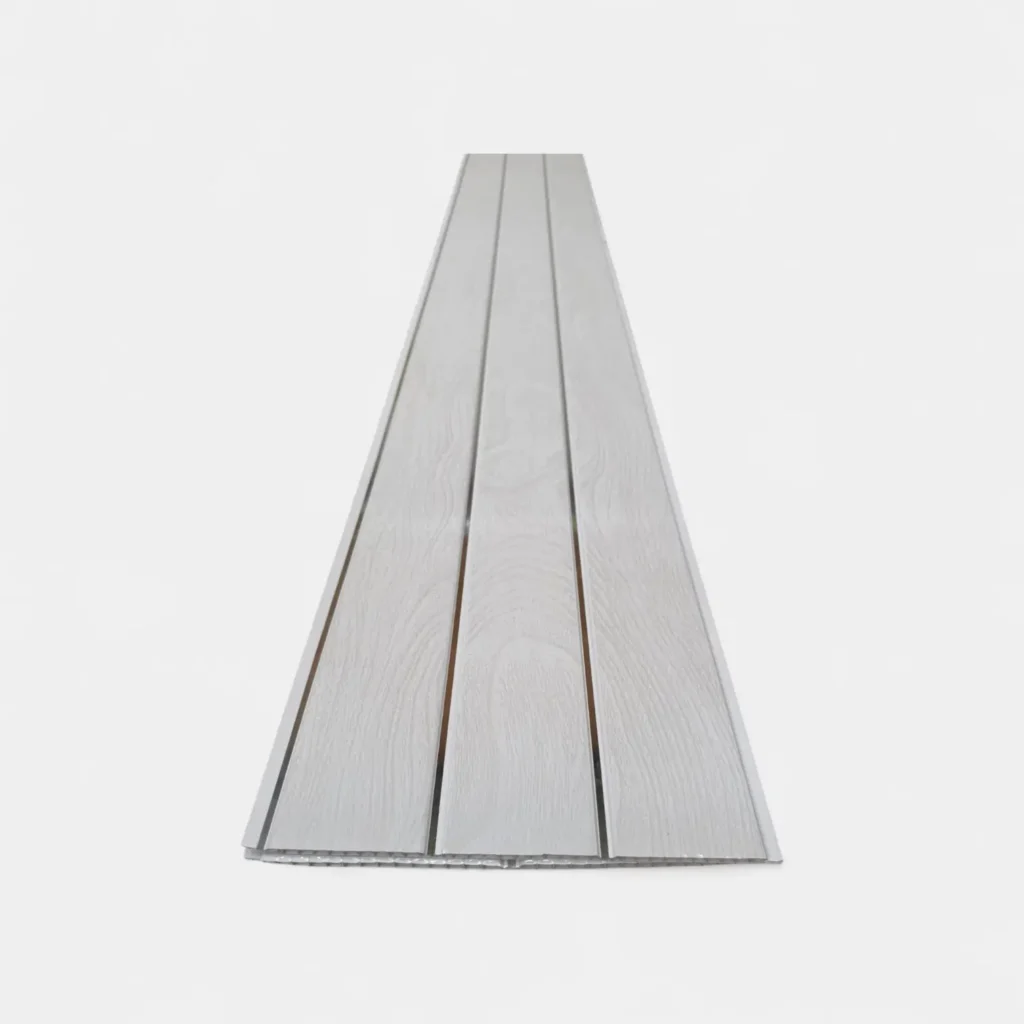 Panel de techo PVC con diseño 3 líneas - Ideal para techos modernos y duraderos en INNOVA HOGAR