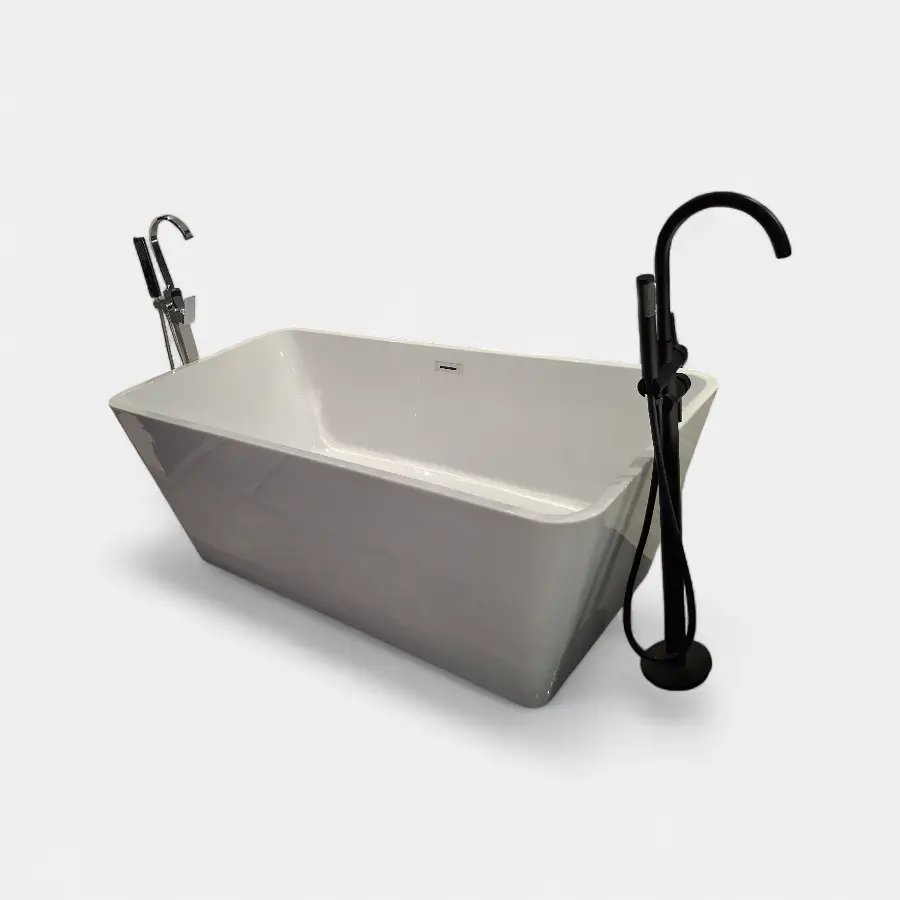 Bañera blanca de diseño contemporáneo con grifería de pie en acabado negro mate.