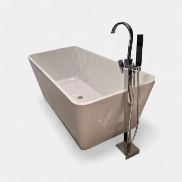 Bañera rectangular con grifería moderna en acabado cromado, ideal para baños elegantes.