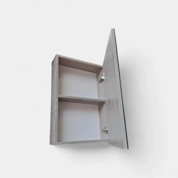 Espejo con gabinete de pared en acabado gris roble, ideal para baños o dormitorios. Con estantes internos y puerta con espejo. Innovar Hogar.