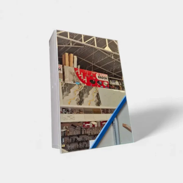 Espejo decorativo con marco fotográfico en 3D, diseño moderno que refleja ambiente de tienda. Perfecto para salas o pasillos. Innovar Hogar.