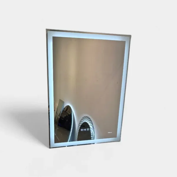 Espejo LED rectangular con pantalla digital integrada que muestra la hora. Diseño moderno y funcional para baño o tocador. Innovar Hogar.