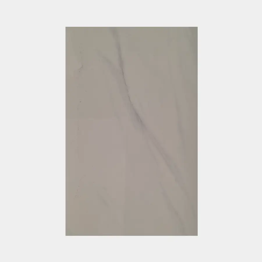 Porcelanato Beige claro con vetas sutiles – Innova Hogar, ideal para baños y cocinas resistentes y fáciles de limpiar