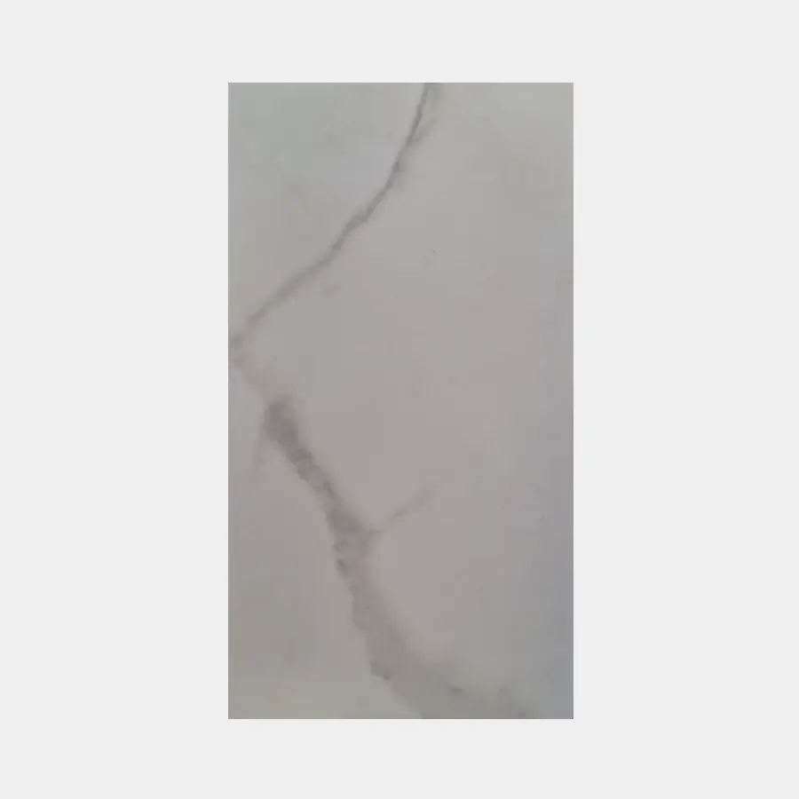 Piso Cerámica Blanco Rectangular Innova Hogar, ideal para decoración de interiores modernos y elegantes.