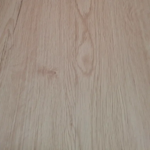 Detalle del piso SPC 06 – Textura realista de madera con vetas y nudos naturales para interiores modernos en INNOVA HOGAR