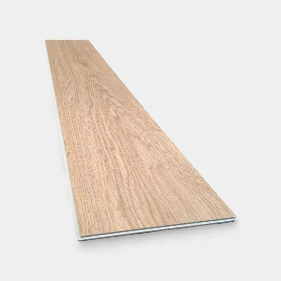 Piso SPC 06 con acabado madera clara – Resistente e impermeable, ideal para salas y dormitorios en INNOVA HOGAR