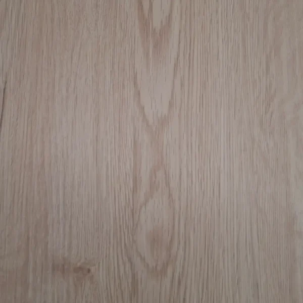 Detalle del piso SPC 7 – Textura realista de madera con vetas y nudos sutiles, perfecto para interiores modernos en INNOVA HOGAR