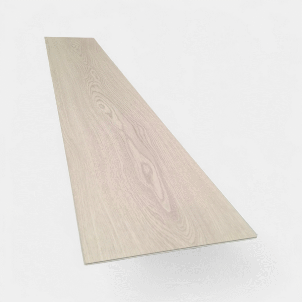 Piso SPC 7 con acabado madera clara – Resistente, impermeable y elegante para salas y dormitorios en INNOVA HOGAR