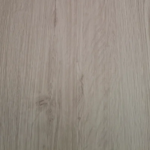 Detalle del piso SPC 9 – Textura realista de madera con vetas naturales y tono grisáceo, ideal para interiores contemporáneos en INNOVA HOGAR